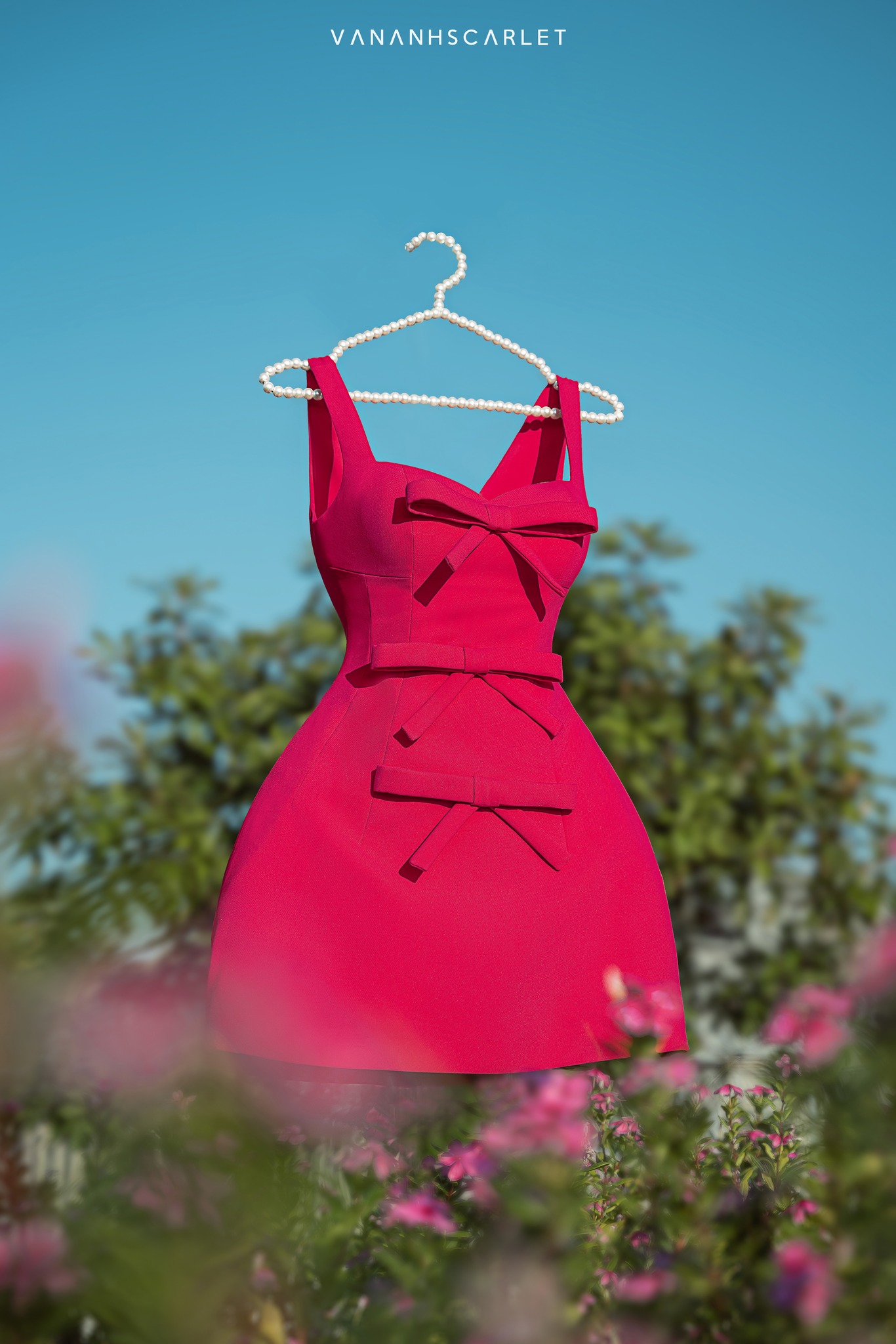 Váy tầng hai dây bé gái hoa đỏ phối cúc ngực đỏ H059 – Jadiny