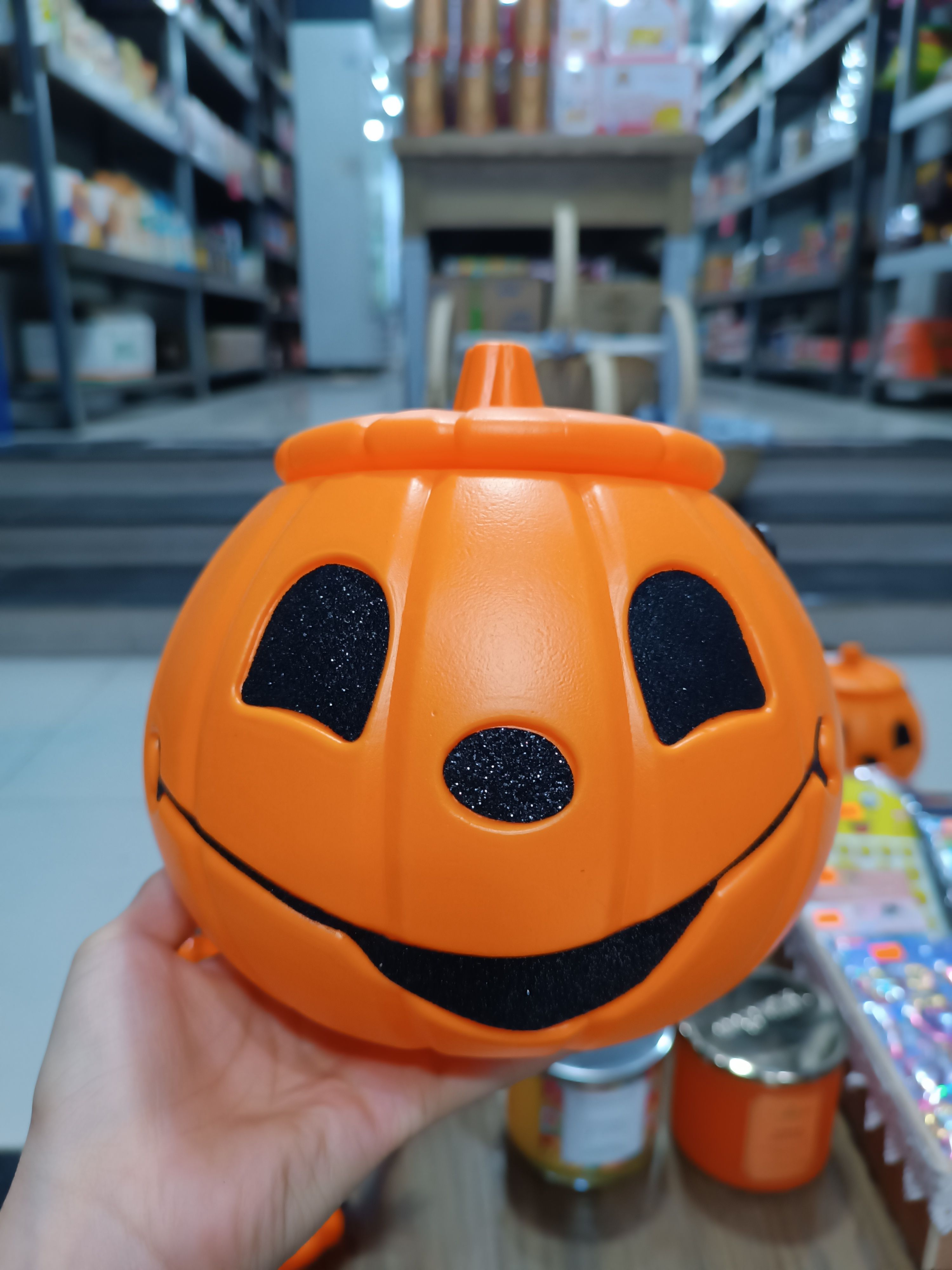 Bí ngô Halloween to có nắp