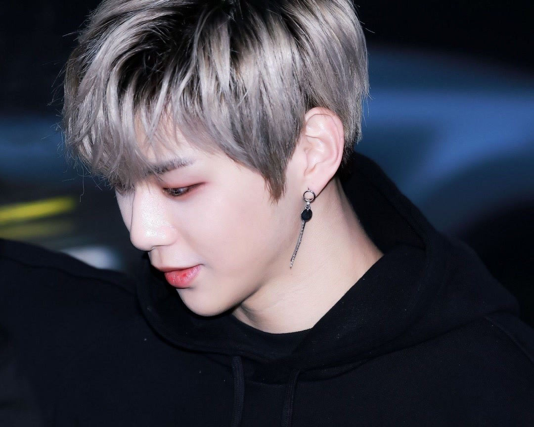 Khuyên tai Wanna One khuyên tai Kang Daniel