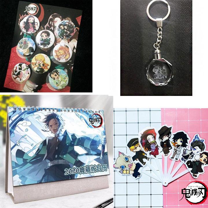 (M13) Combo 4 món anime KIMETSU NO YAIBA gồm bảng huy hiệu móc khóa phát sáng lịch quạt