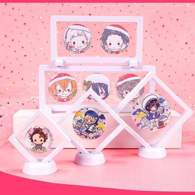 Khung nhựa đựng móc khóa bảo vệ móc khóa có giá kê hai màu trắng đen anime chibi mô hình
