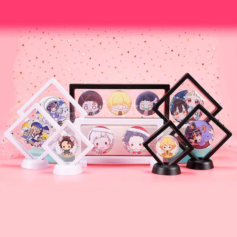 Khung nhựa đựng móc khóa bảo vệ móc khóa có giá kê hai màu trắng đen anime chibi mô hình