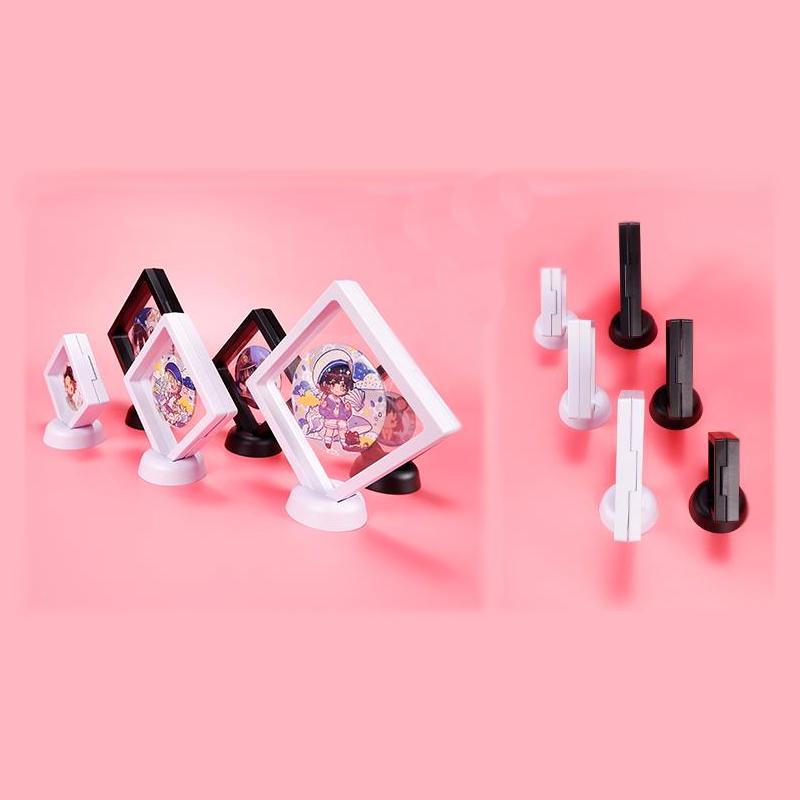 Khung nhựa đựng móc khóa bảo vệ móc khóa có giá kê hai màu trắng đen anime chibi mô hình