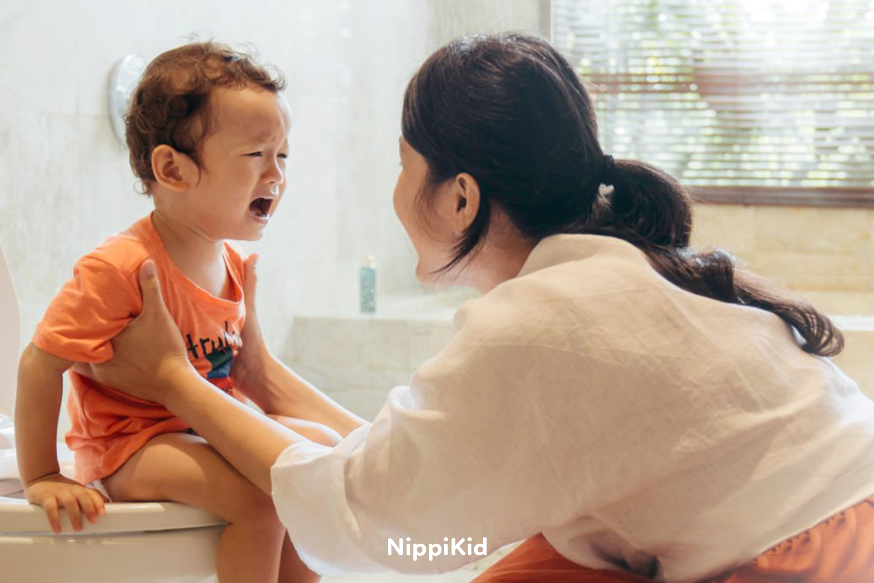 Mỗi lần con đi vệ sinh là một trận "vật lộn" – Mẹ phải làm sao?