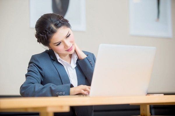 GIẢM ĐAU LƯNG, ĐAU VAI GÁY TỨC THÌ BẰNG TÚI CHƯỜM THẢO DƯỢC