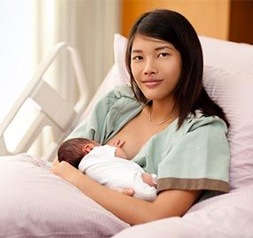 Cho con bú trong 24-48 giờ đầu sau sinh - Làm sao biết trẻ bú tốt ?