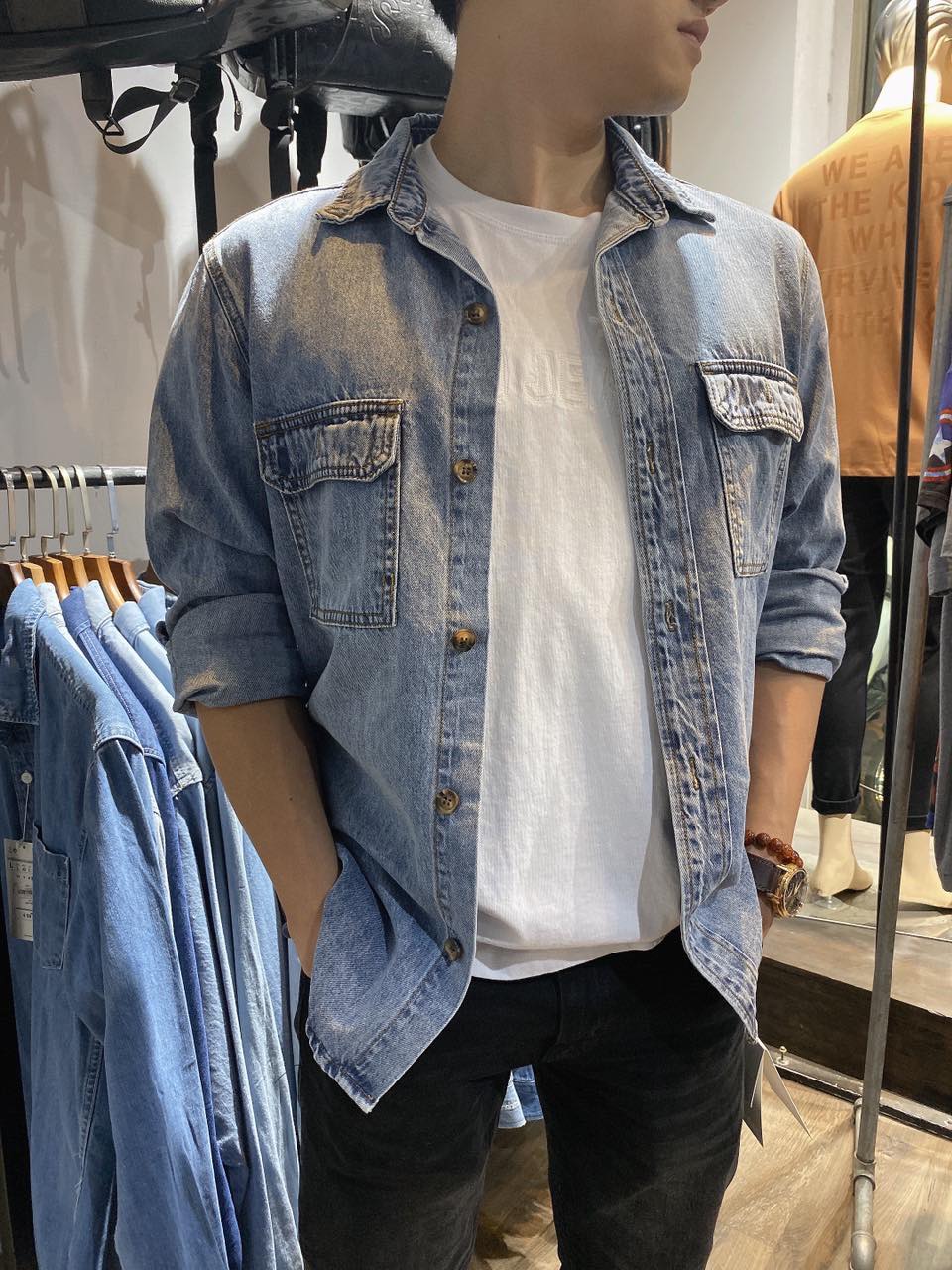 cách mix đồ kinh điển giữa sơ mi denim với áo phông