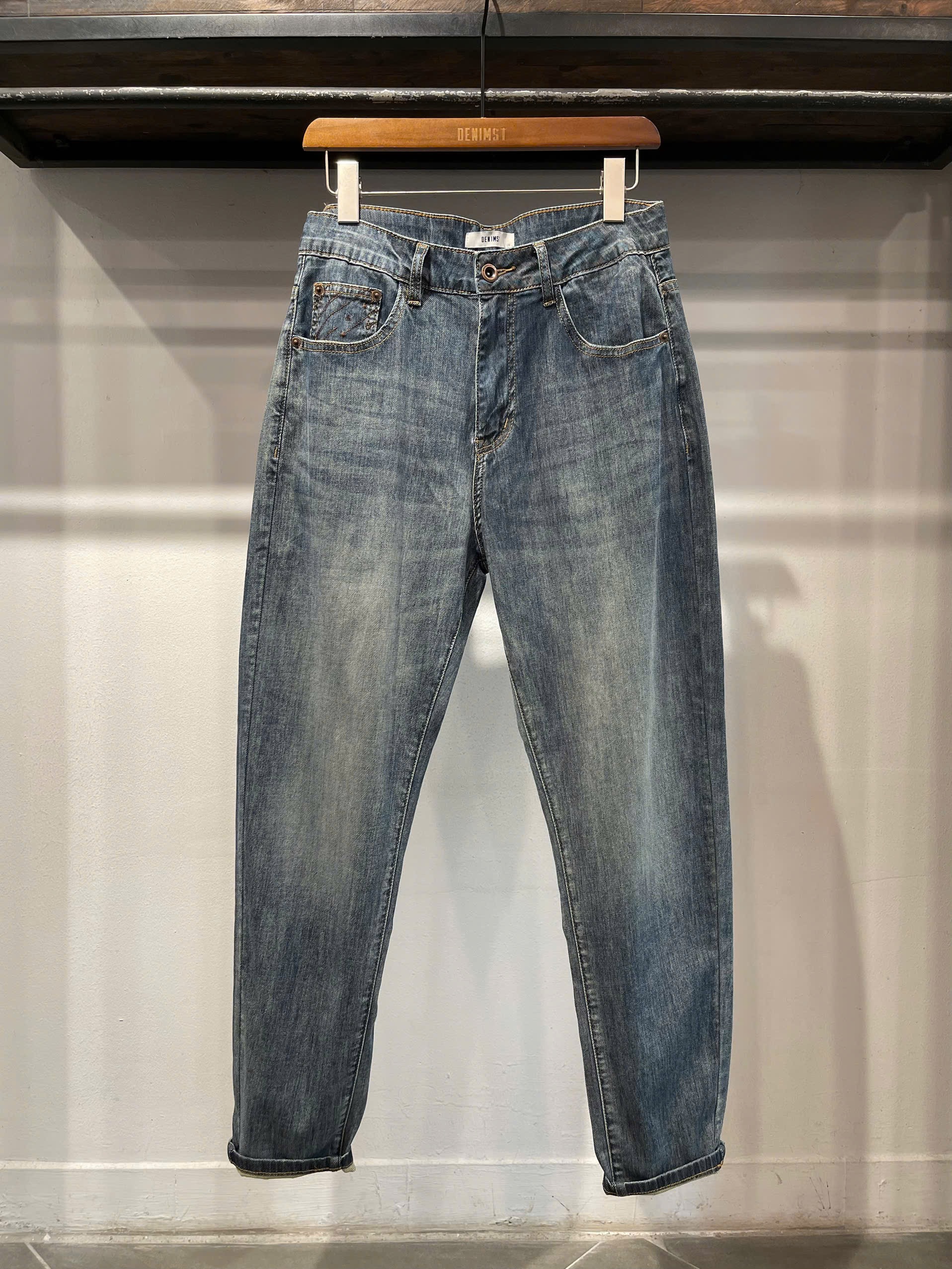 Quần jean carrot fit xanh mài MGSM DNST 9520