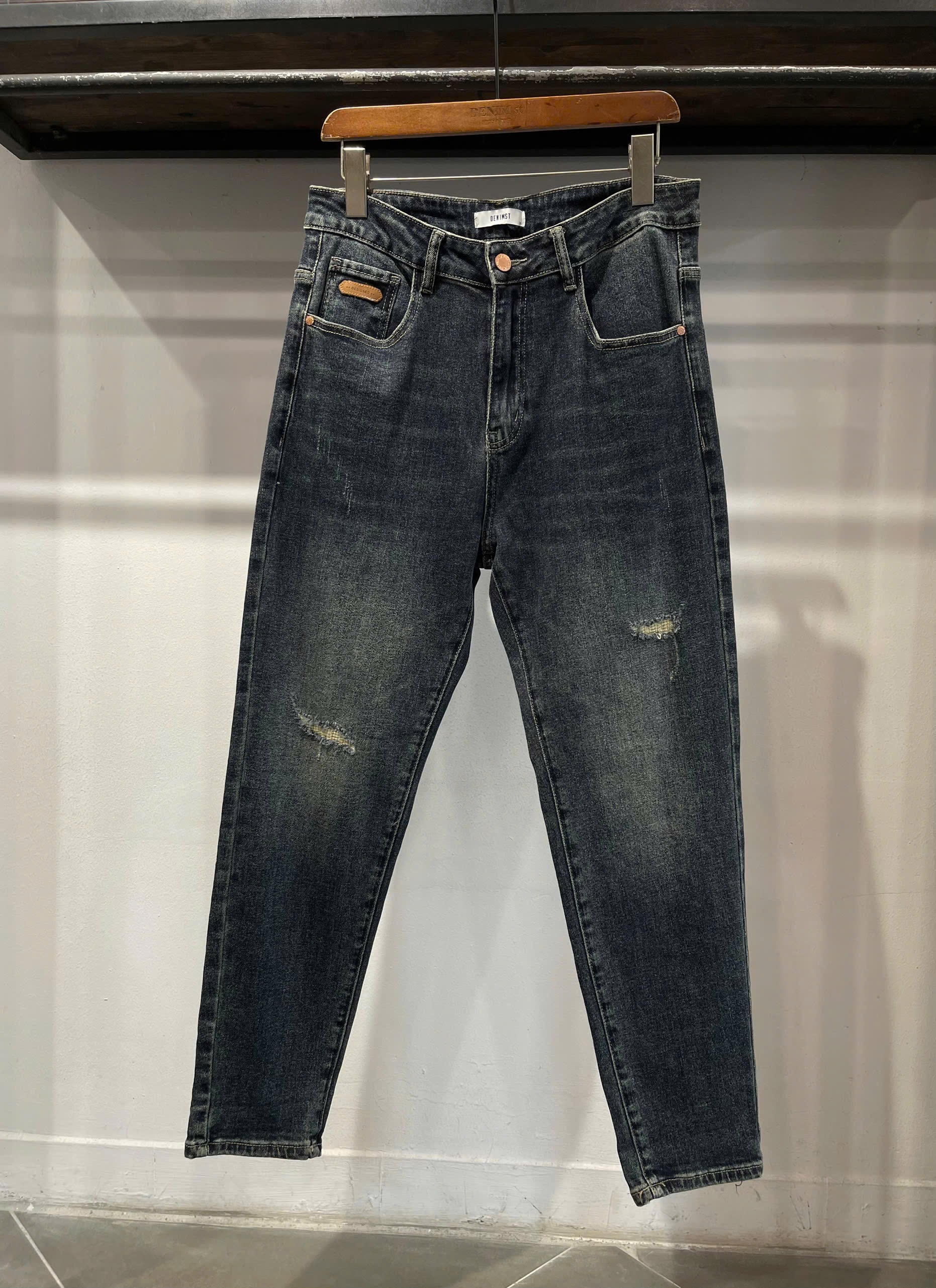 Quần jean carrot fit xanh rách HOMME DNST 8108