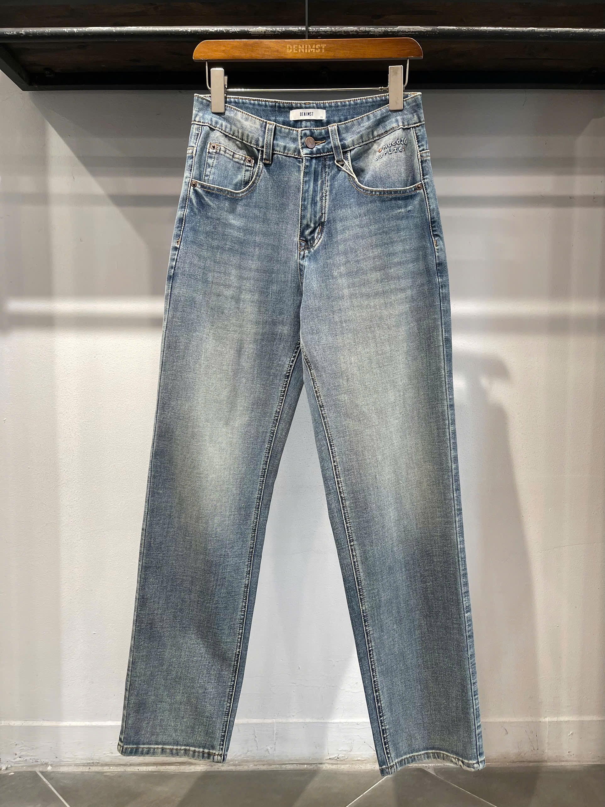 Quần jeans straight xanh mài Mued DNST 2121