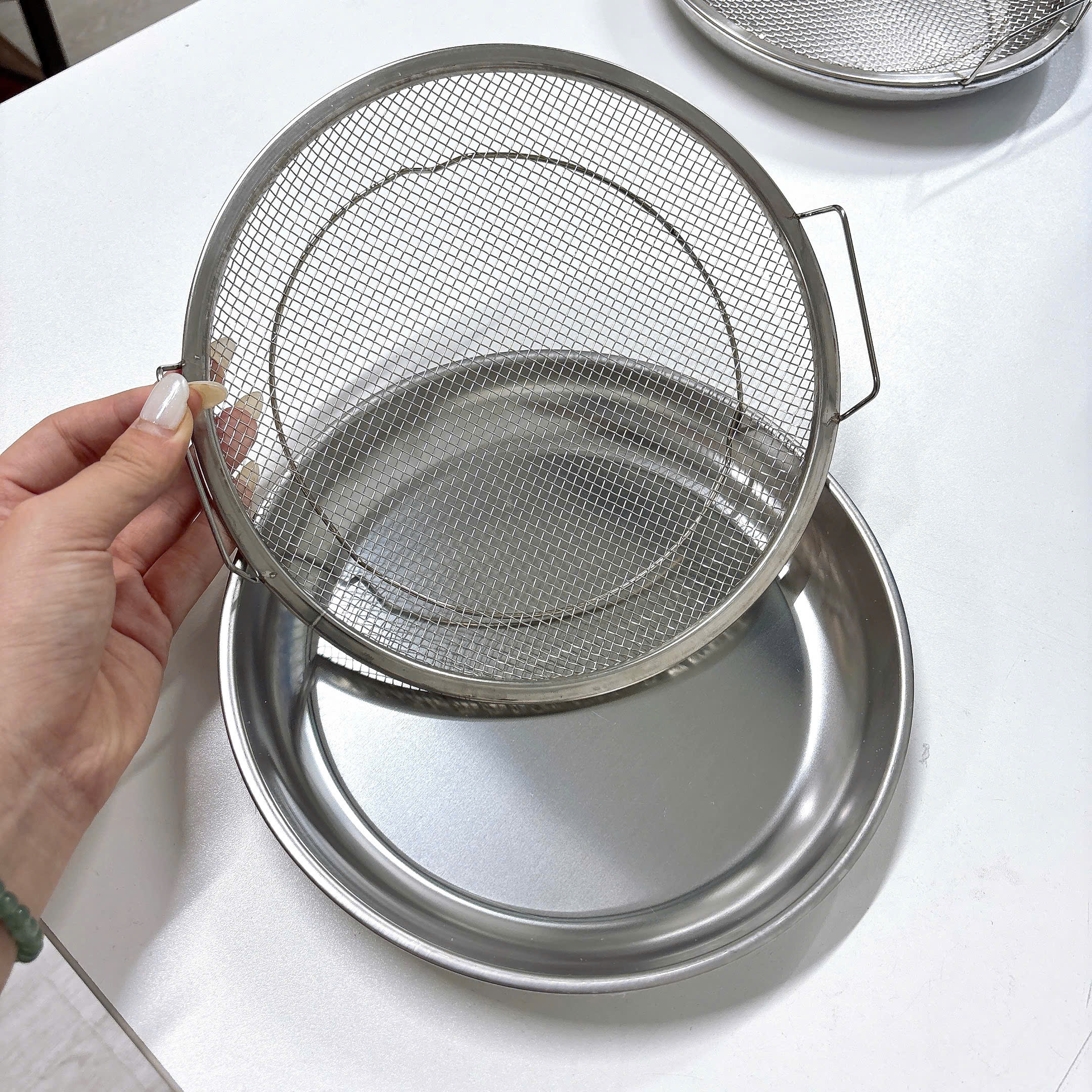 [200] Khay Kèm Vỉ Lọc Dầu Thức Ăn Inox 22cm
