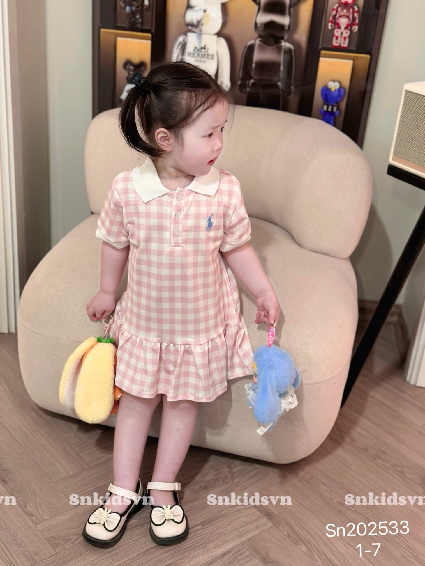 Váy polo hồng kẻ thêu ngực