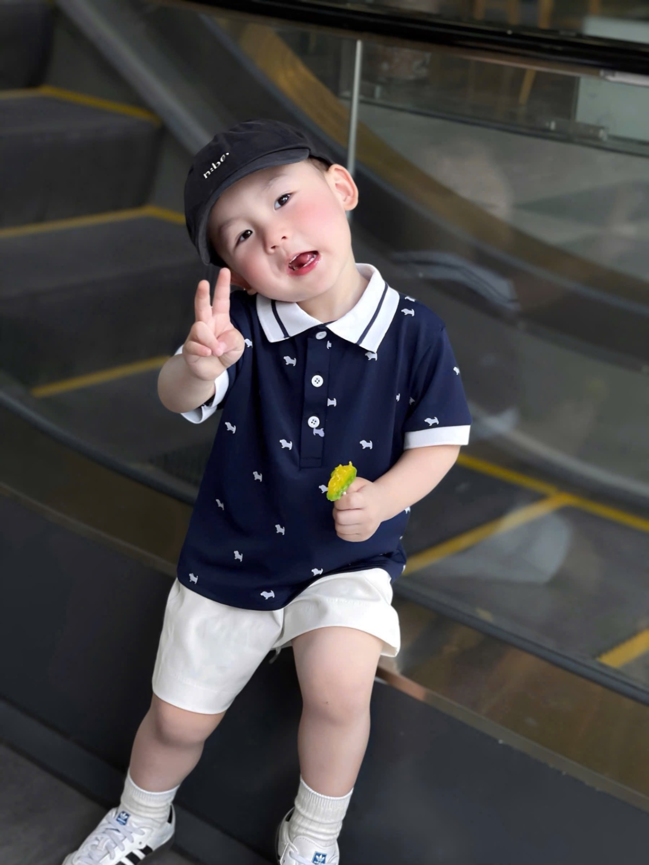Áo polo cổ trắng hình chó