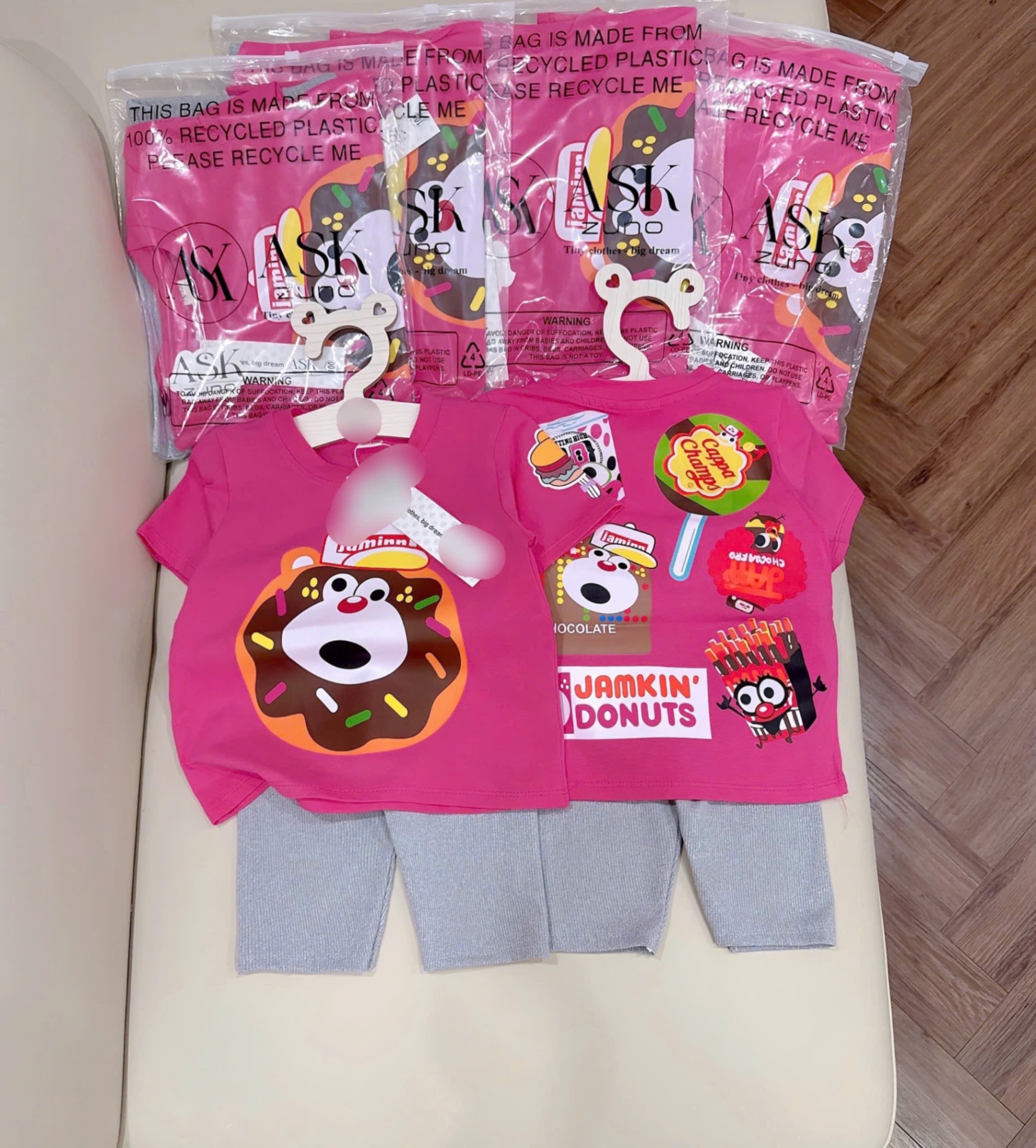 Set áo đỏ Donuts phối quần legging