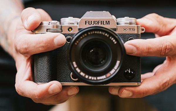 Đánh giá Fujifilm X-T5 dành cho nhiếp ảnh gia đám cưới và đường phố