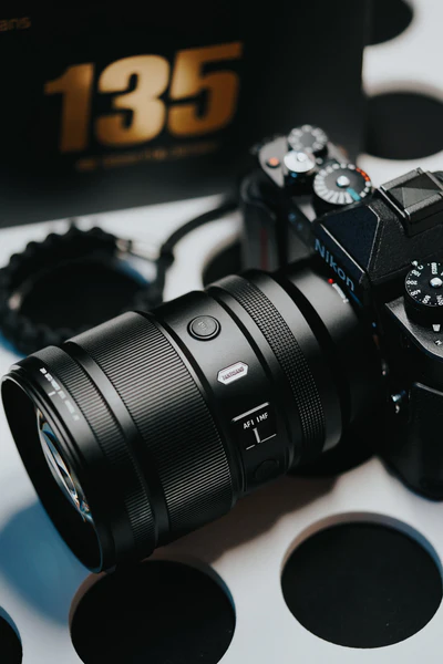 7Artisans Max AF 135mm f/1.8 gắn trên thân máy ảnh Nikon Z full-frame