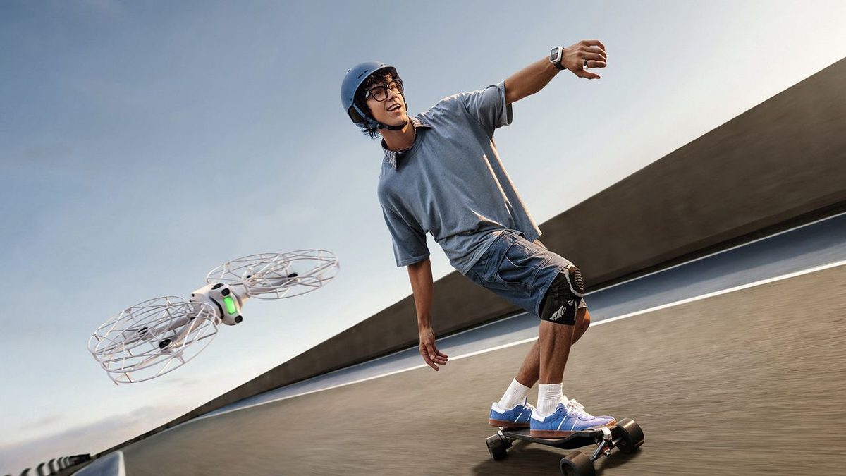 Người chơi ván trượt điện điều khiển flycam Antigravity A1 bằng cử chỉ cổ tay Drag-to-Fly trên không trung