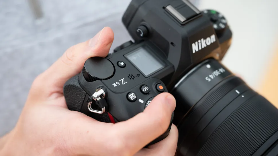 Cận cảnh logo và thân máy mirrorless full-frame Nikon Z6 III trên tay