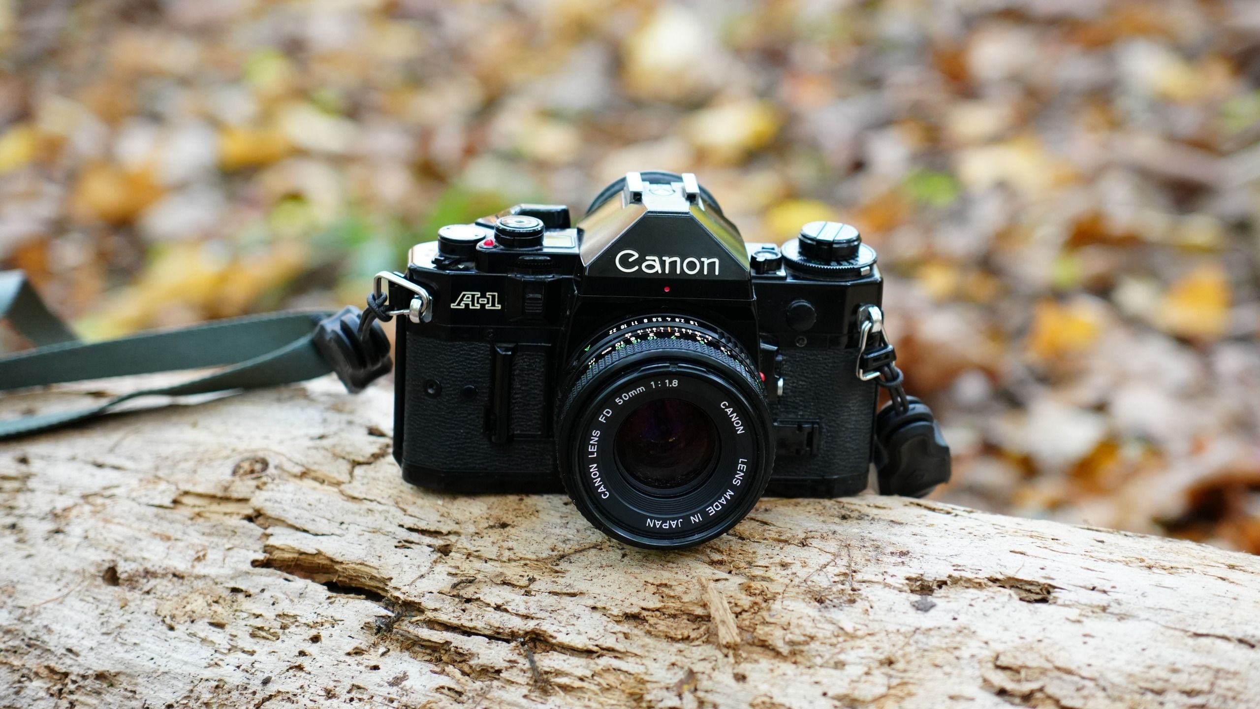 Mặt trước máy ảnh film 35mm Canon A-1 màu đen cổ điển