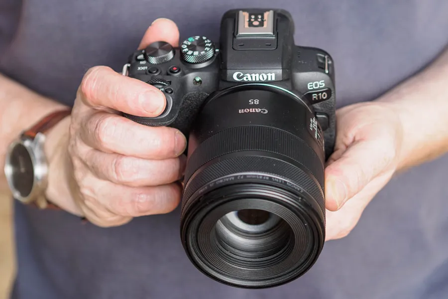 Máy ảnh Canon EOS R10 trên tay kết hợp ống kính RF 85mm