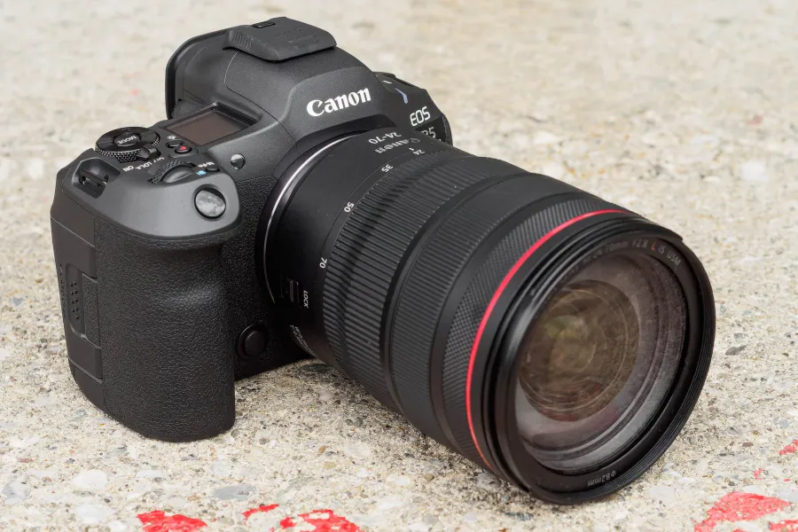 Canon EOS R5 Mark II gắn ống kính RF 24-105mm F4 L IS USM