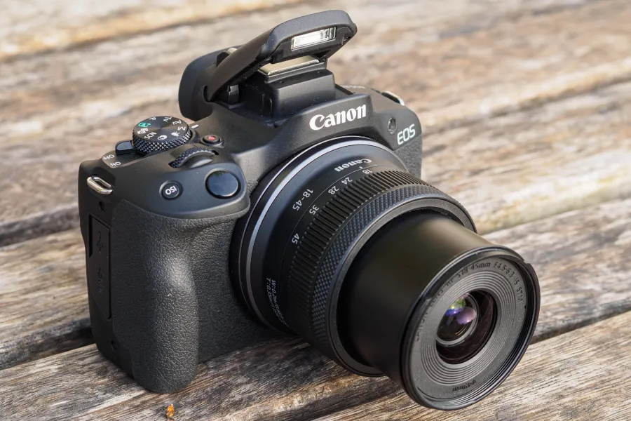 Máy ảnh Canon EOS R50 với đèn flash cóc bật lên