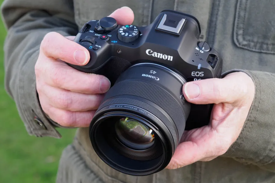 Canon EOS R6 Mark III trên tay với thiết kế báng cầm sâu