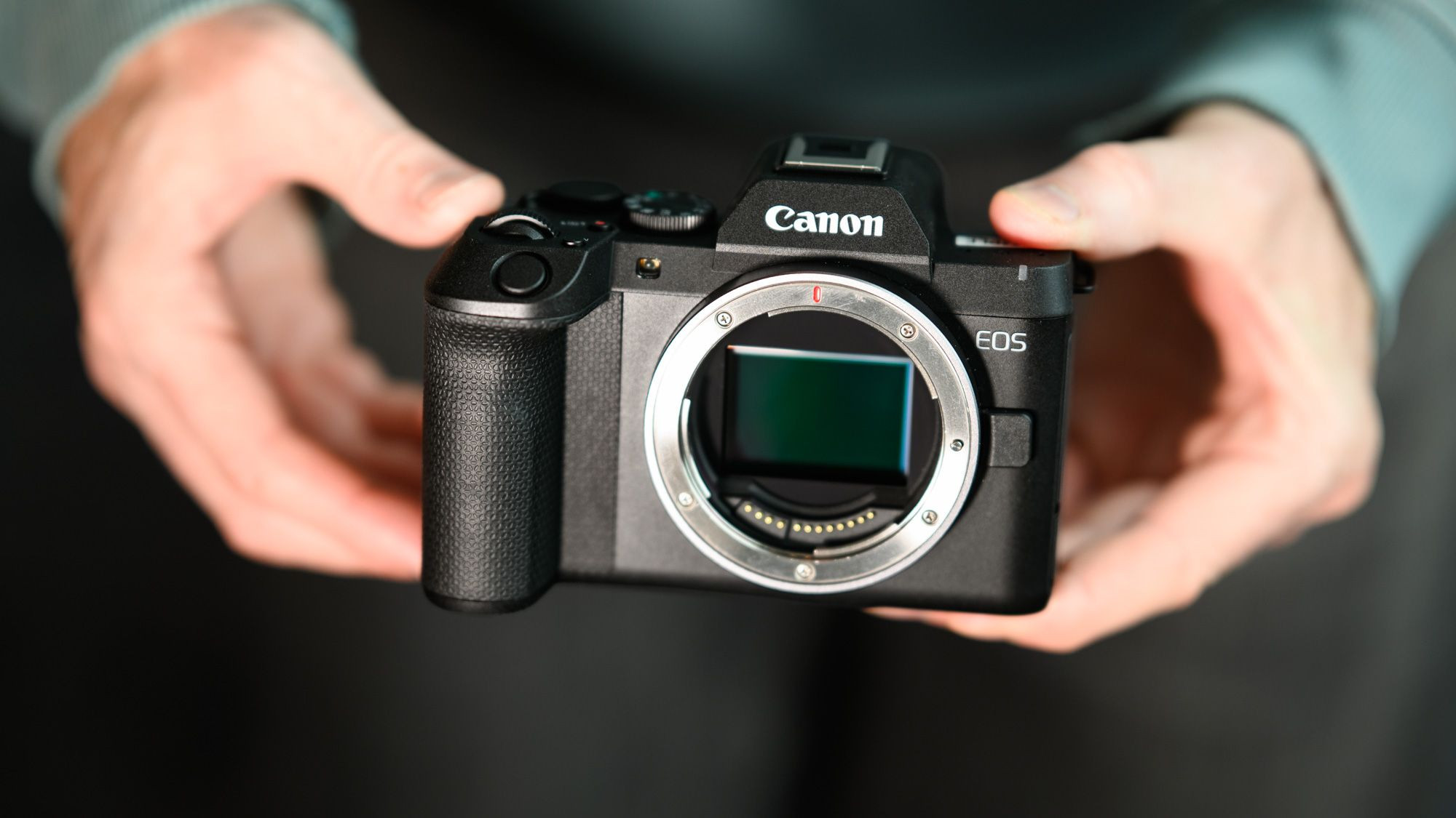 Canon EOS R8 Mark II: Thiết Kế Hiện Đại Gần Sony & Nikon? Đánh Giá Chi Tiết & So Sánh