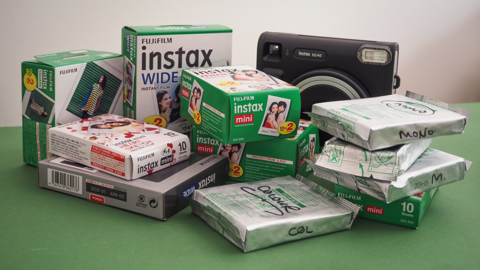 Các tấm ảnh film lấy liền Fujifilm Instax đa màu sắc sau khi chụp