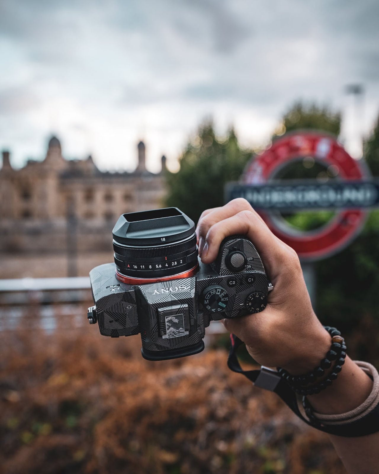 Ống kính 7Artisans 18mm f/2 kèm loa che nắng vuông chụp thực tế ngoài phố