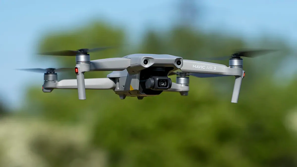 DJI Mavic Air 2 bay trên bầu trời