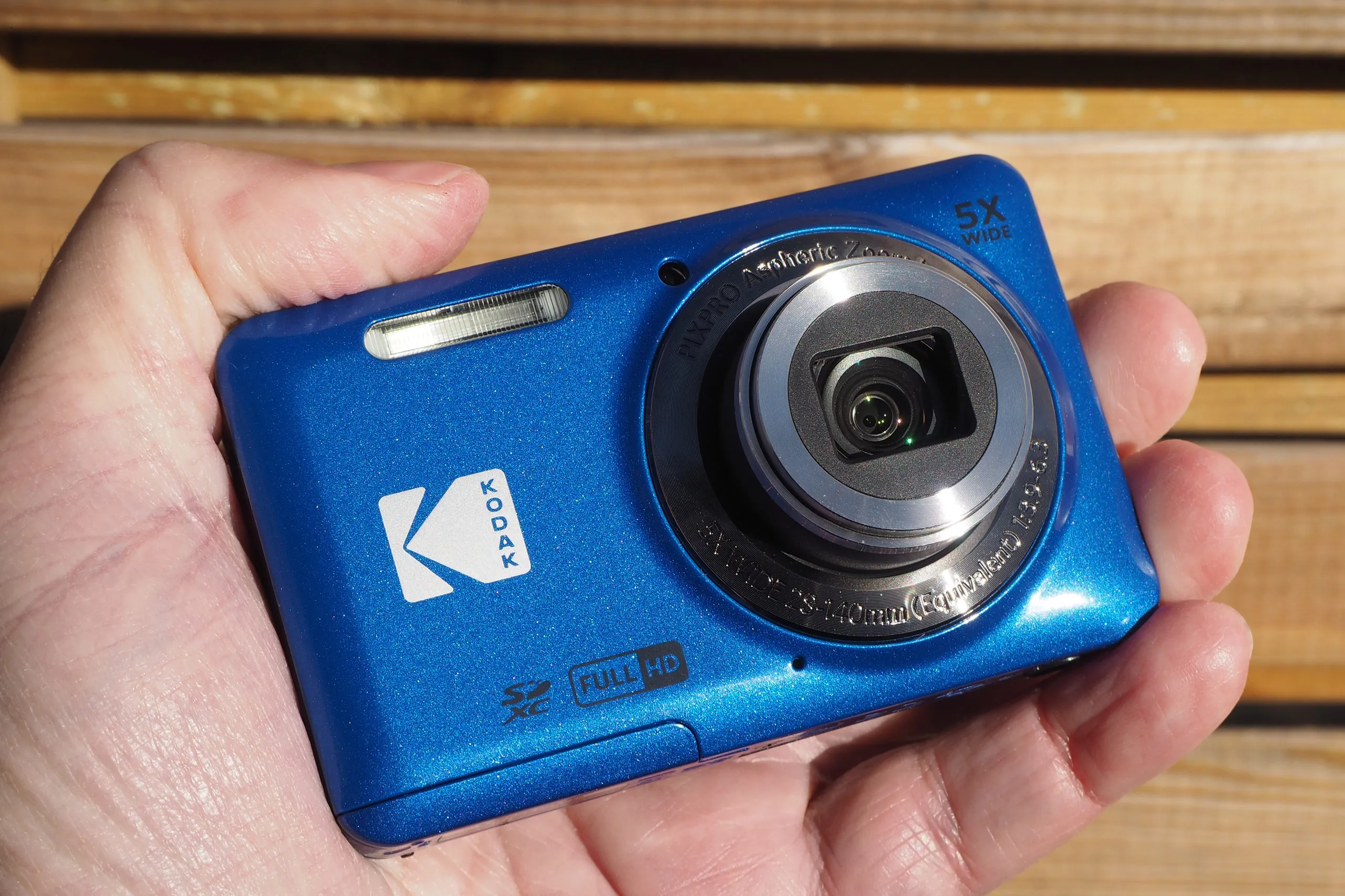 Đánh Giá Kodak Pixpro FZ55: Máy Ảnh Compact 'Ăn Chơi' Cho Gen Z?
