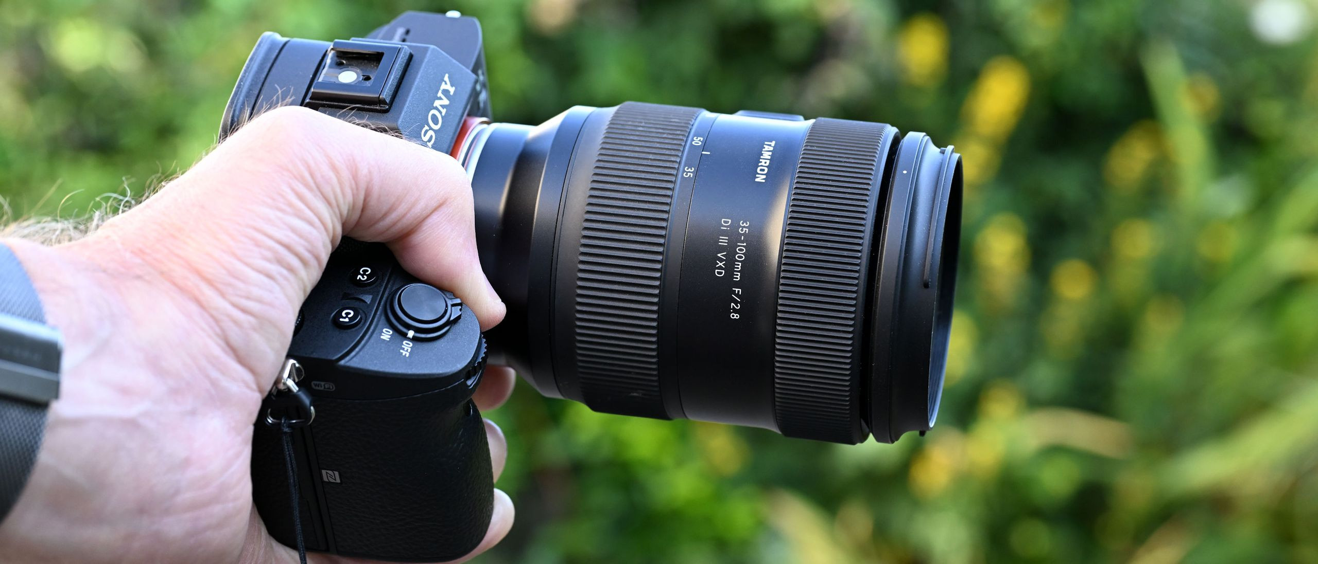 Đánh Giá Tamron 35-100mm f/2.8 Di III VXD: Ống Kính Lý Tưởng Cho Sự Kiện & Chân Dung