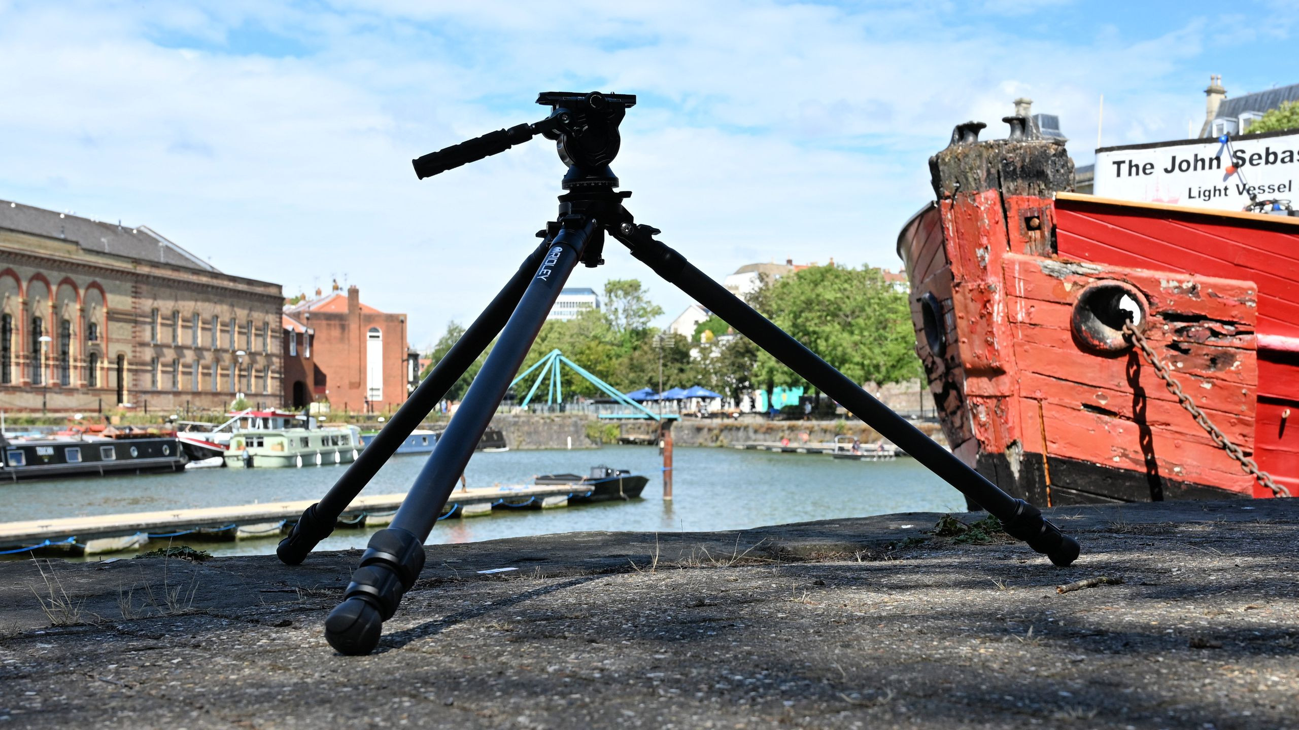 Đánh giá 3 Legged Thing Ridley: Tripod Carbon Fiber Pro-Grade cho Video