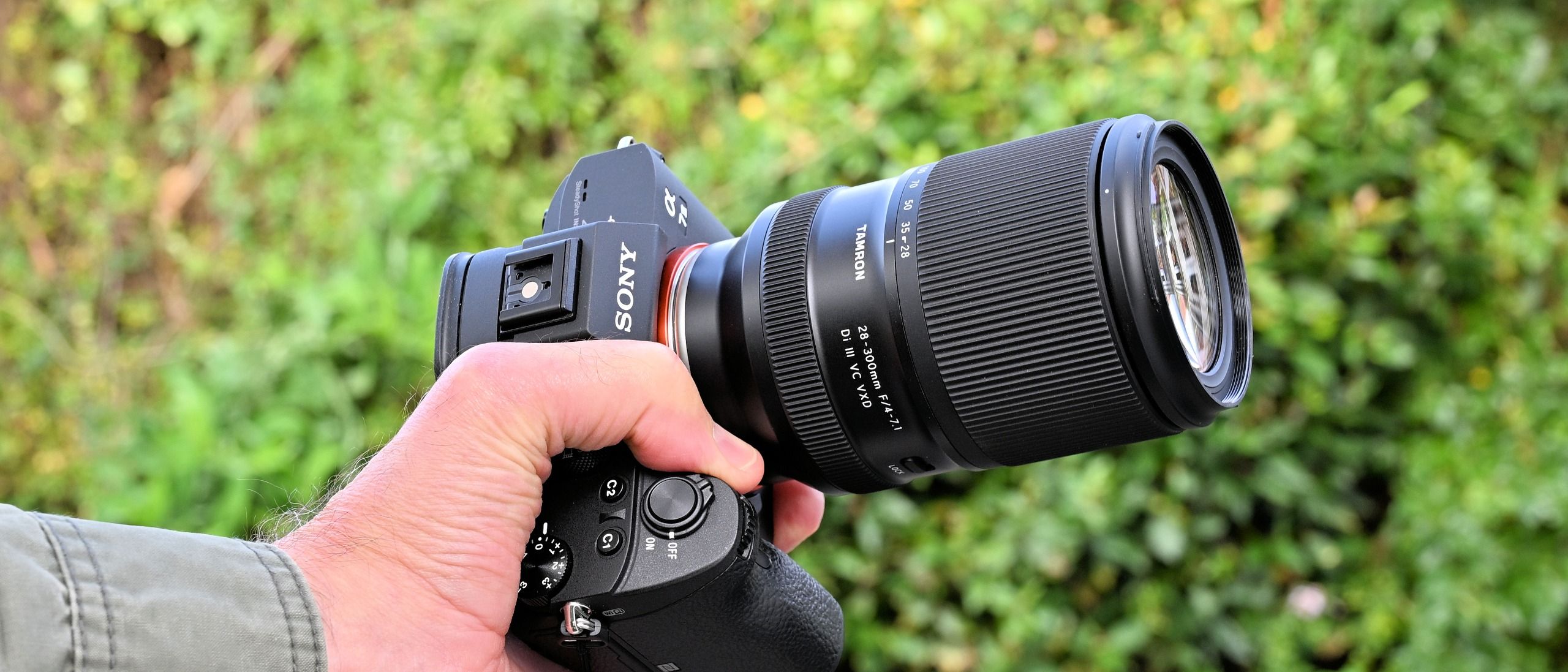 Đánh giá ống kính siêu zoom Tamron 28-300mm f/4-7.1 Di III VC VXD cho ngàm Sony E