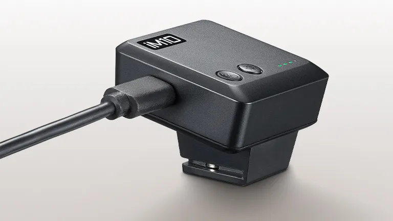 Mặt sau đèn flash Godox iM10 với hai nút bấm và cổng sạc USB-C