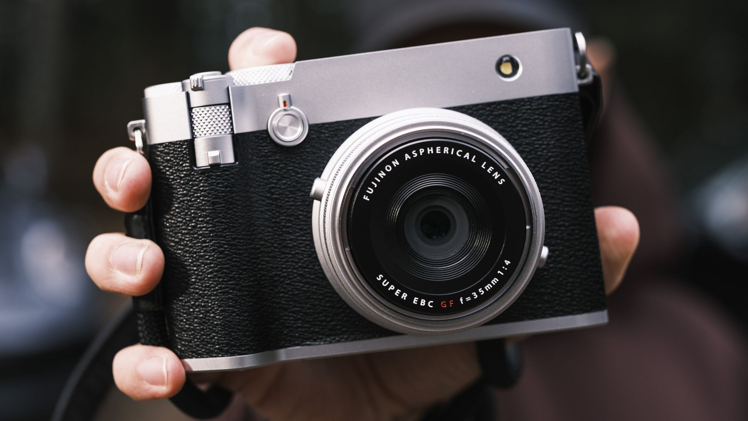 Fujifilm GFX100RF: Máy Ảnh Trung Cấp Gọn Nhẹ 102MP Đáng Mua Nhất