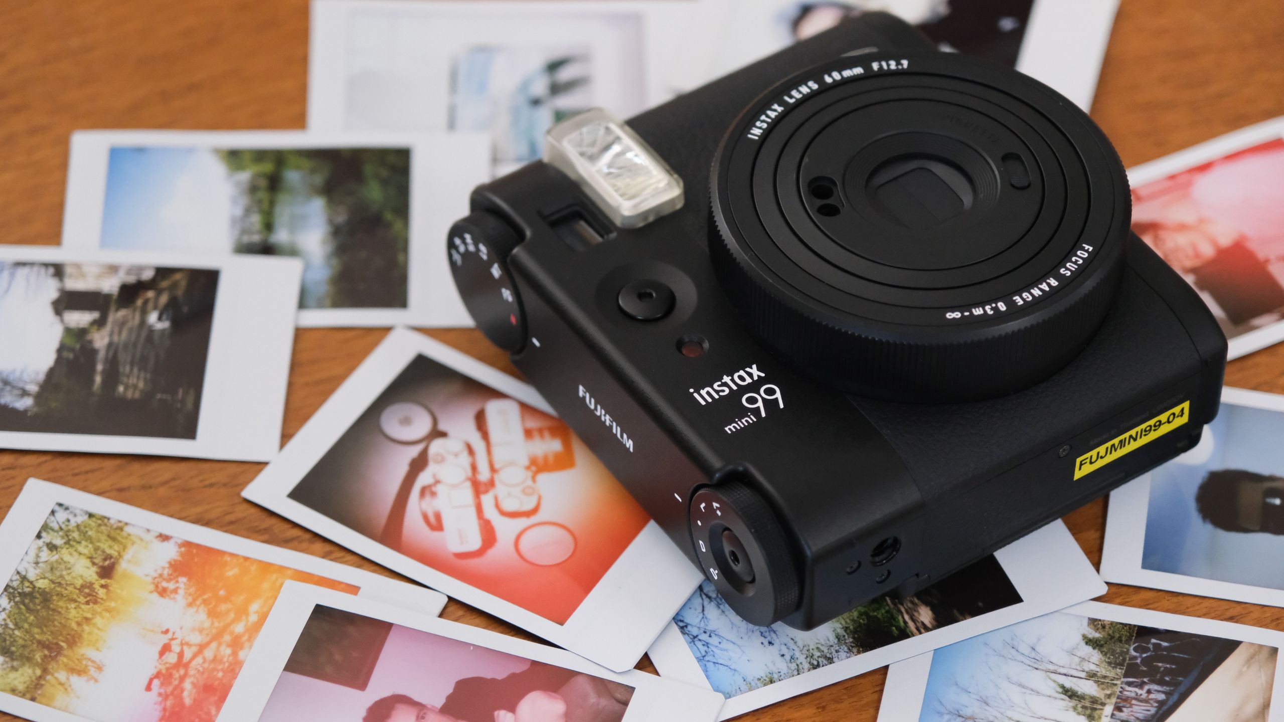 Người dùng trải nghiệm chụp ảnh lấy liền bằng máy ảnh Fujifilm Instax