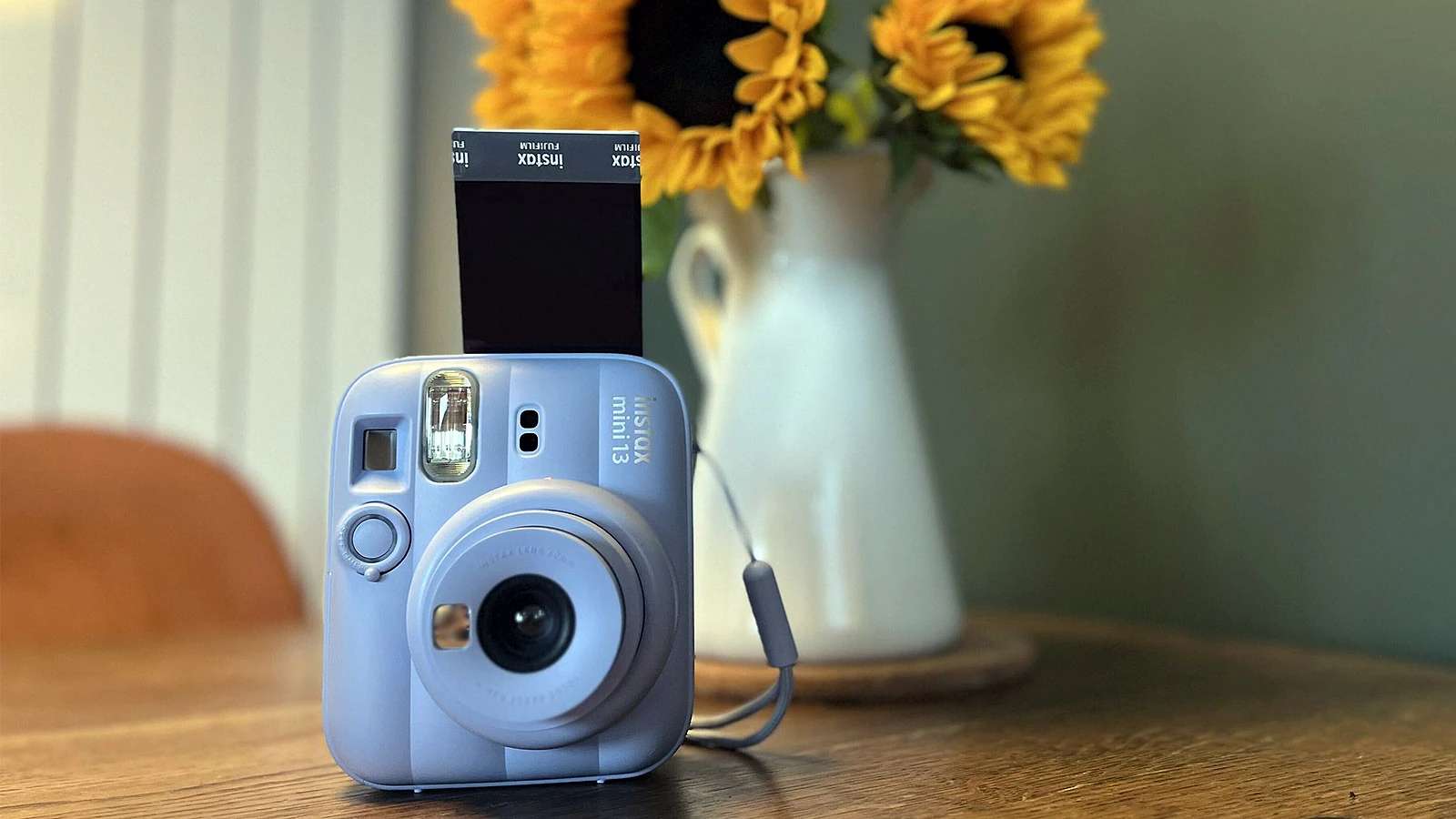 Fujifilm Instax Mini 13: Review Máy Ảnh In Hình Tức Thì Đi Tiệc