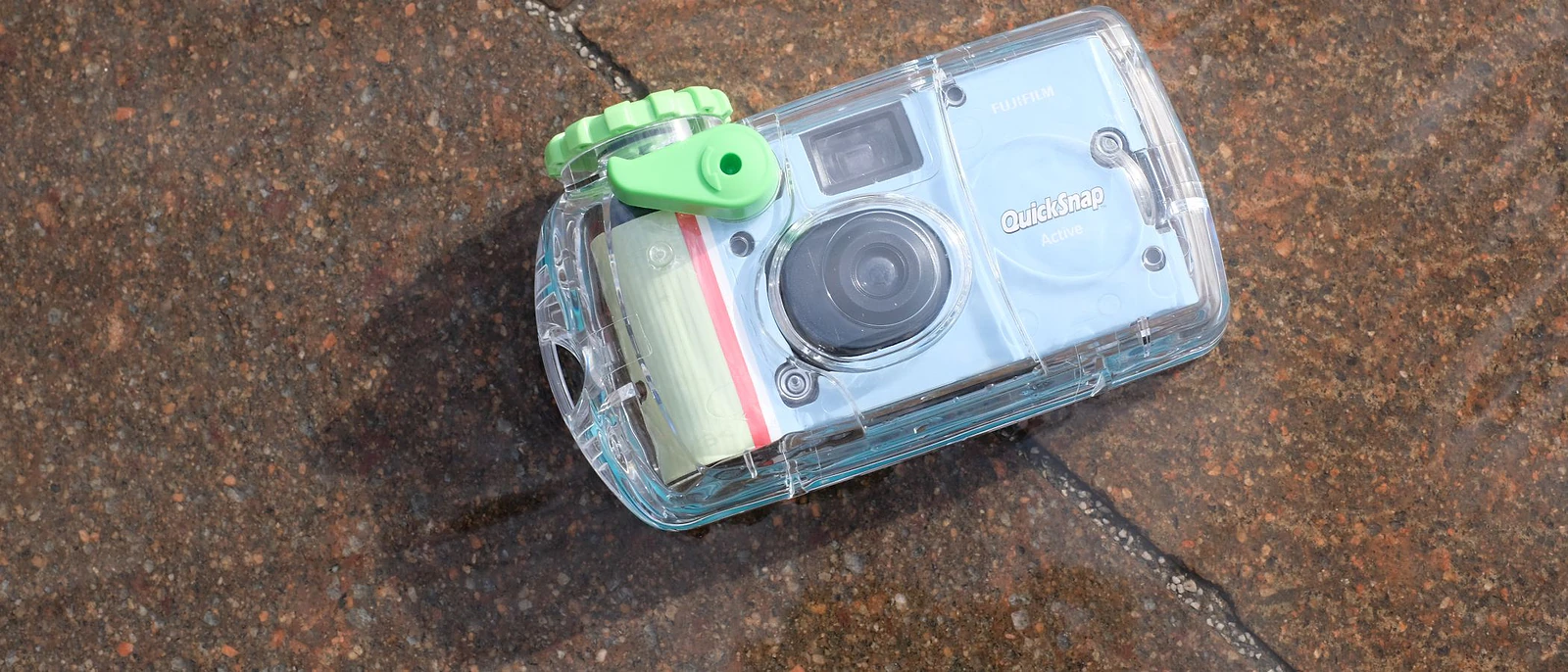 Fujifilm QuickSnap Active: Máy Ảnh Dùng Một Lần Chống Nước Thú Vị
