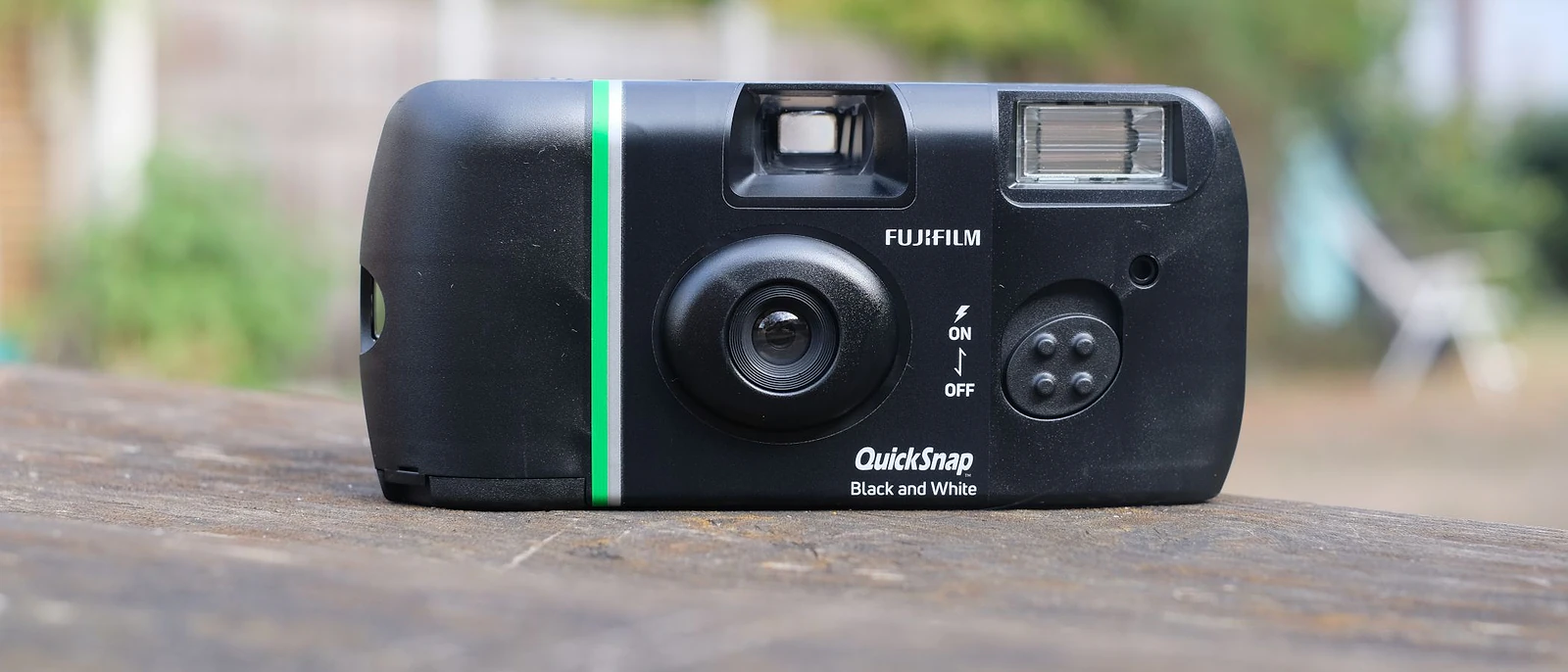 Fujifilm QuickSnap Black and White: Máy Ảnh Film Đơn Sắc Độc Đáo