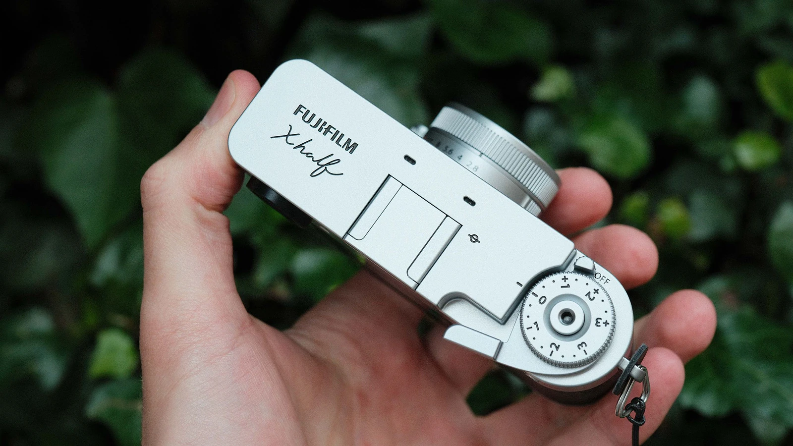 Fujifilm X Half: Trải Nghiệm Chụp Ảnh Hoài Cổ Không Màn Hình