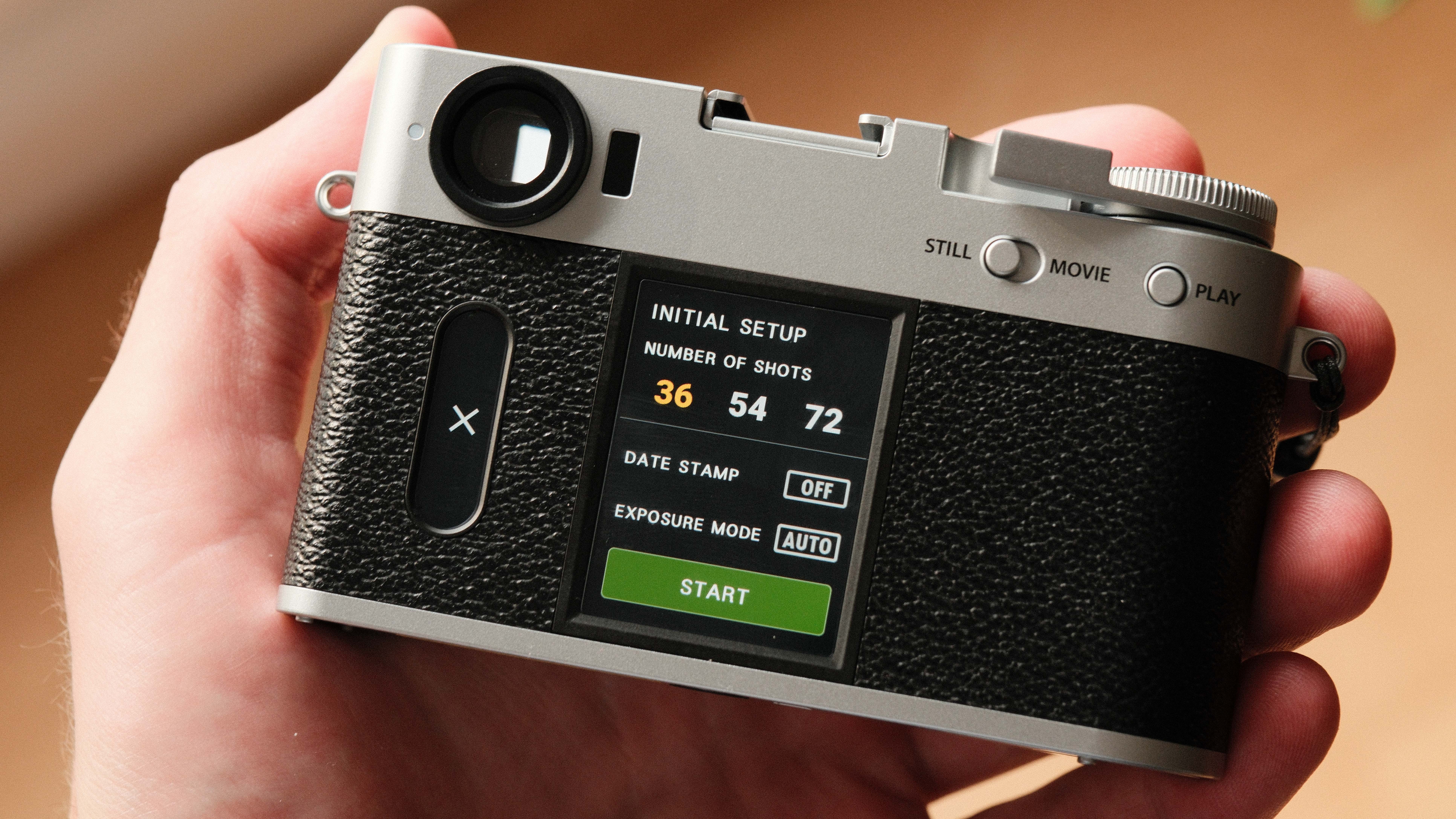 Màn hình Fujifilm X-Half hiển thị chế độ chụp film mode với số lượng ảnh tùy chọn