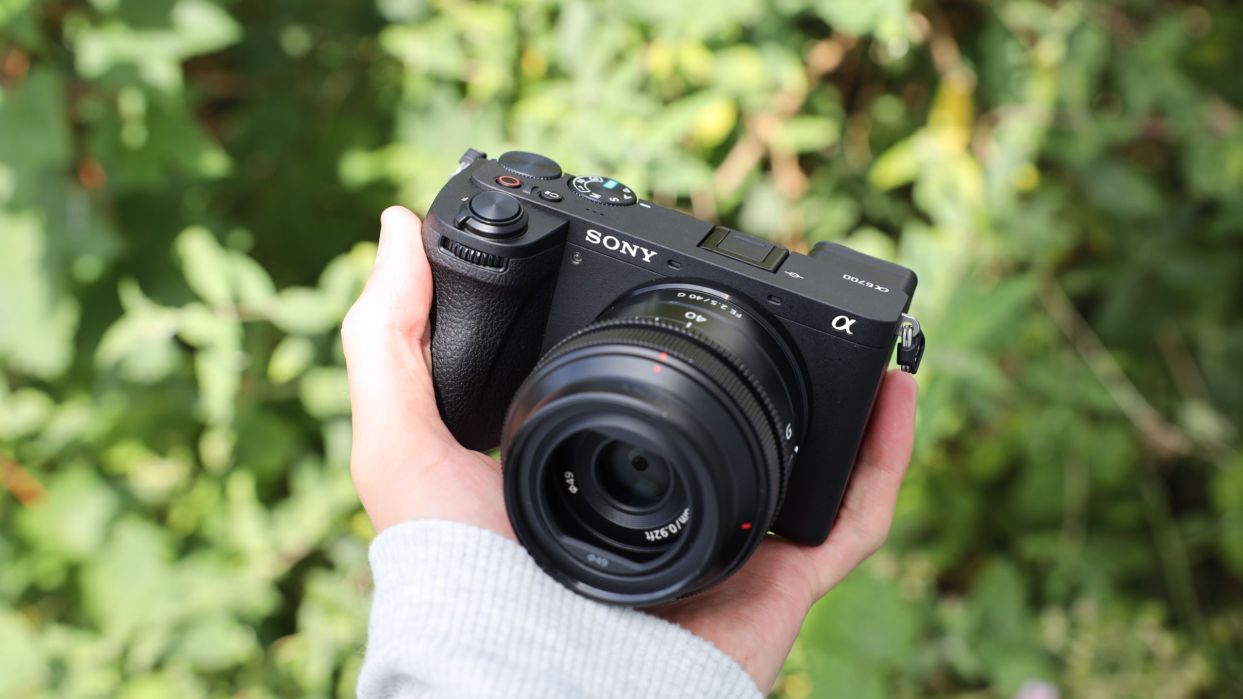 Fujifilm X-T100 và Sony A6100: Lựa Chọn Máy Ảnh Cũ Nào Tốt Hơn