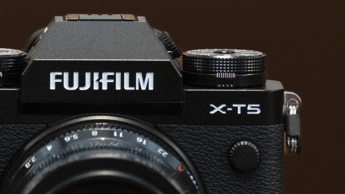 Máy ảnh Fujifilm X-T5 đặt trên bàn gỗ