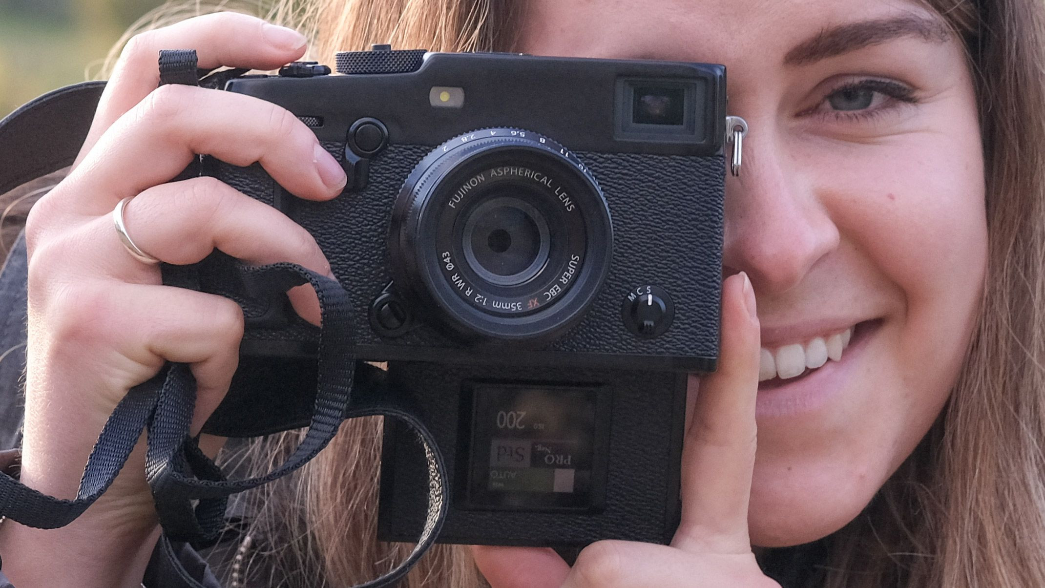 Fujifilm X100VI: Lý do nên chọn kính ngắm lai giảm thời gian màn hình