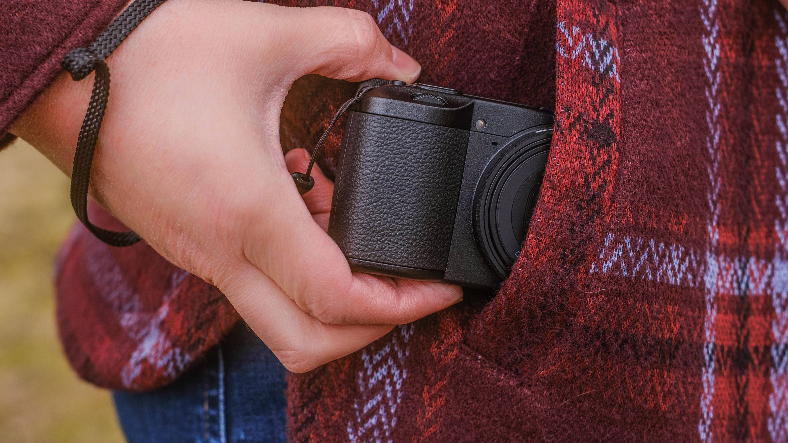 Fujifilm X100VI, Ricoh GR IV: Vì Sao Máy Ảnh Compact Cảm Biến Lớn đang trở thành xu thế