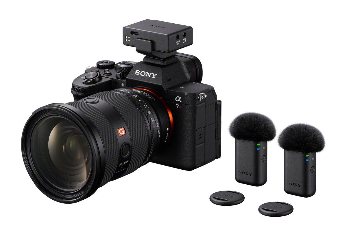 Bộ thu Sony ECM-W5R gắn trên chân MI Shoe máy ảnh Sony Alpha 7R cùng 2 micro phát ECM-W5T và nam châm kẹp