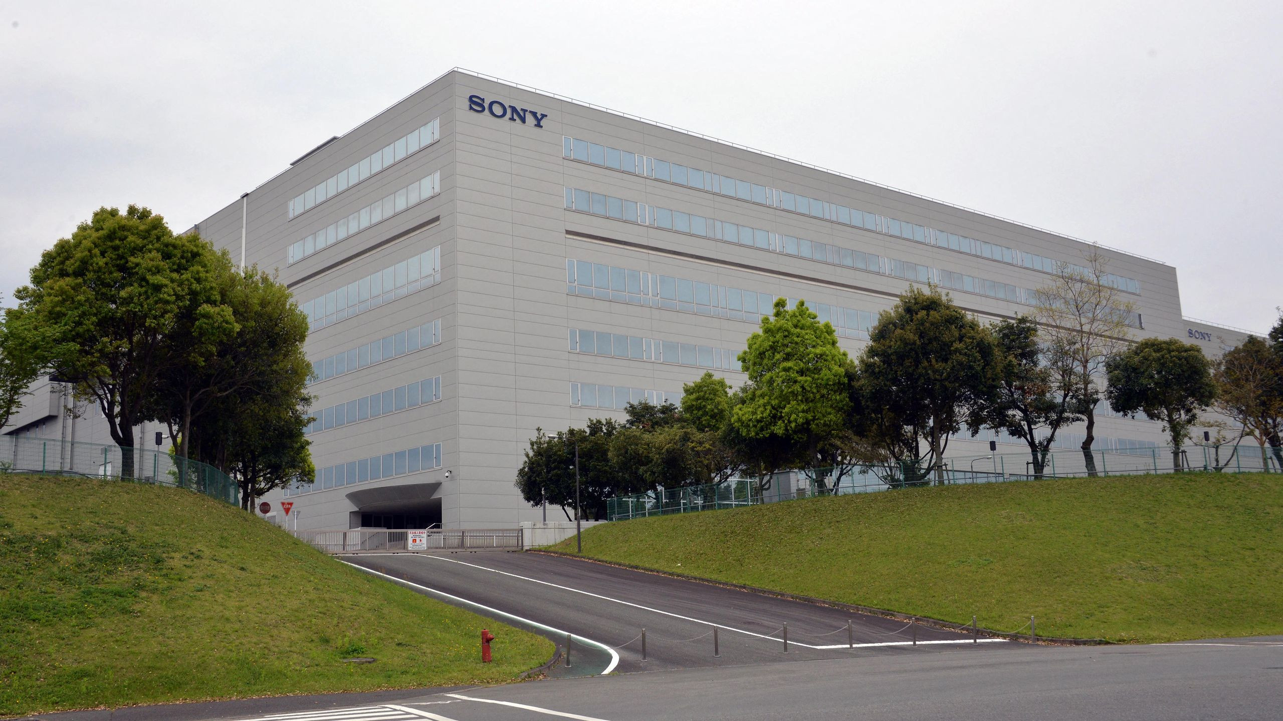 Hậu quả động đất 7.1 độ tại Kumamoto: Sony, Fujifilm sơ tán nhà
