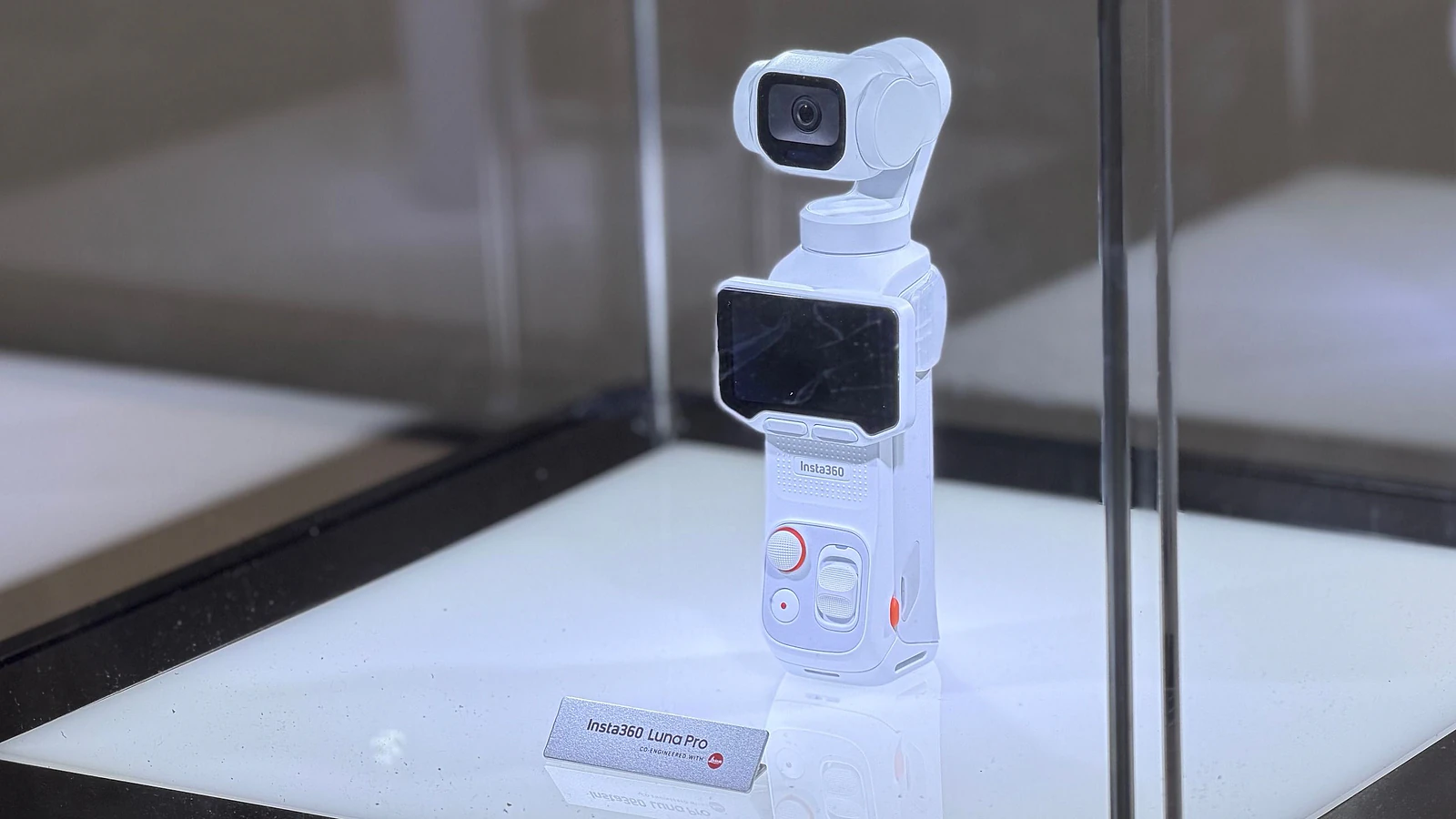 Insta360 Luna Pro: Camera Gimbal 4K Dọc Độc Đáo, Đối Thủ DJI?